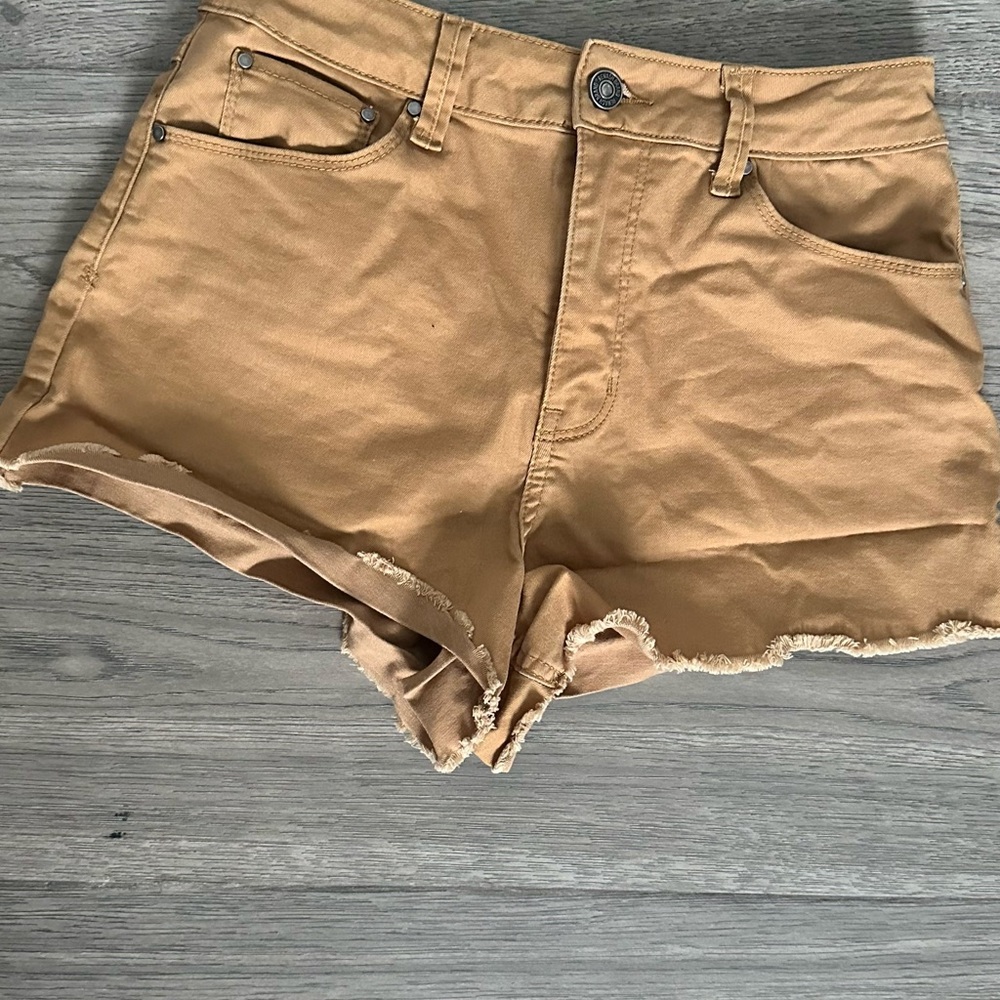 Tan/yellow shorts 🩳